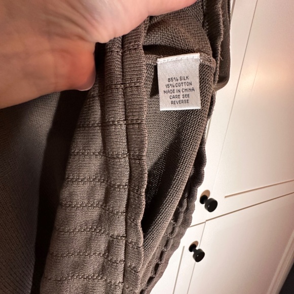 Austin Reed Silk Knit Crochet Trim V-Neck Tank Khaki; Women's Small (6) - Picture 5 of 6